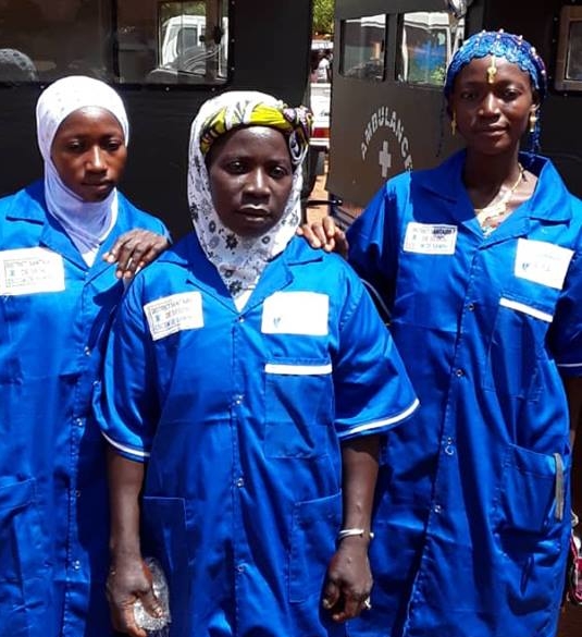 Mariam Diarra au centre deux autres femmes conductice. La conductrice de motoambulance Ramata Darra au lieu deux autres femmes conductrices