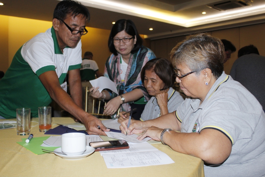 Tatay Mario in action during the Orientation on Helpdesk and Community Monitoring