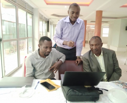 Comment le mentorat mené par les pairs change les perceptions des partenaires d’influence en Ouganda.