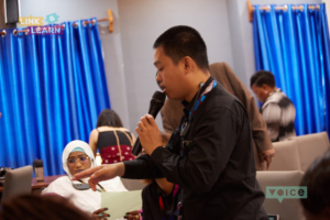 A photo of Erlangga facilitating one of the sessions on Intergenerational Learning