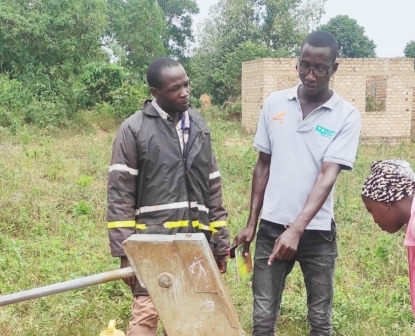 Les pêcheurs prennent l’initiative d’améliorer l’accès à l’eau potable dans le sous-comté de Kammengo, dans le district de Mpigi, en Ouganda.
