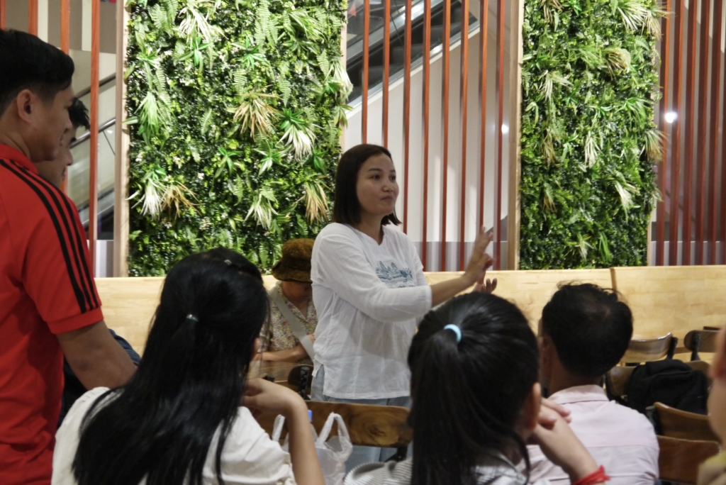 Sign Language for all, at the mall! - Voice.Global