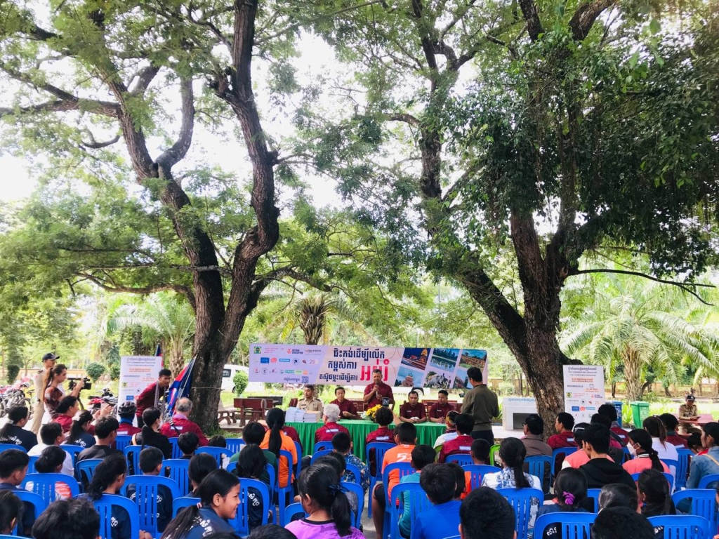 One of the stop-overs where a discussion was held and notebooks and reading books were donated